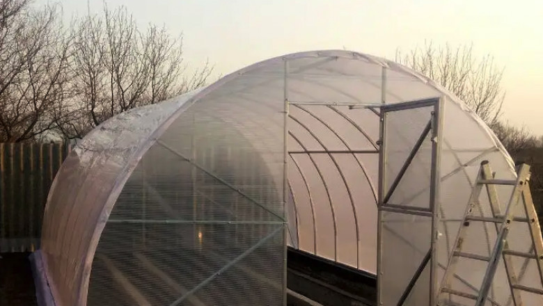 Innovative Greenhouses with Irrigation and Heating Solutions