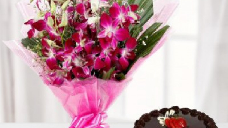 How to surprise someone with flowers and a cake in one order