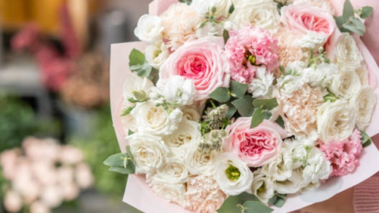 How to Pair Flowers with Wine or Chocolates for a Complete Gift