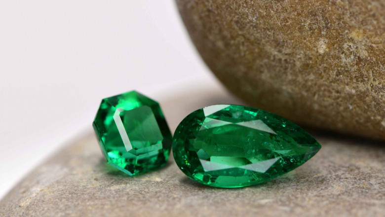 Buy 2 Carat Trapiche Emerald Stone At Navratan Gemstone