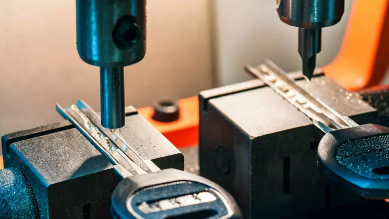 Key Maker Near Me – Local Experts for Car, Door &amp; Cabinet Keys in Dubai