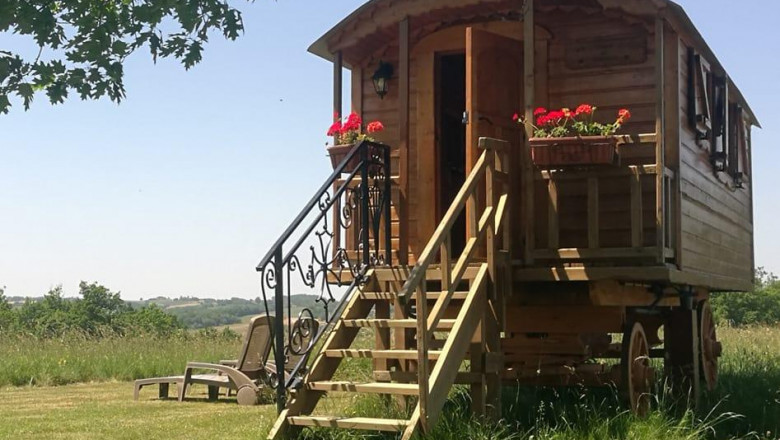 Le Castéra : Un village paisible entre tradition et nature