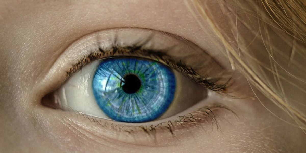 When Should You Consult a Retina Specialist Before LASIK?