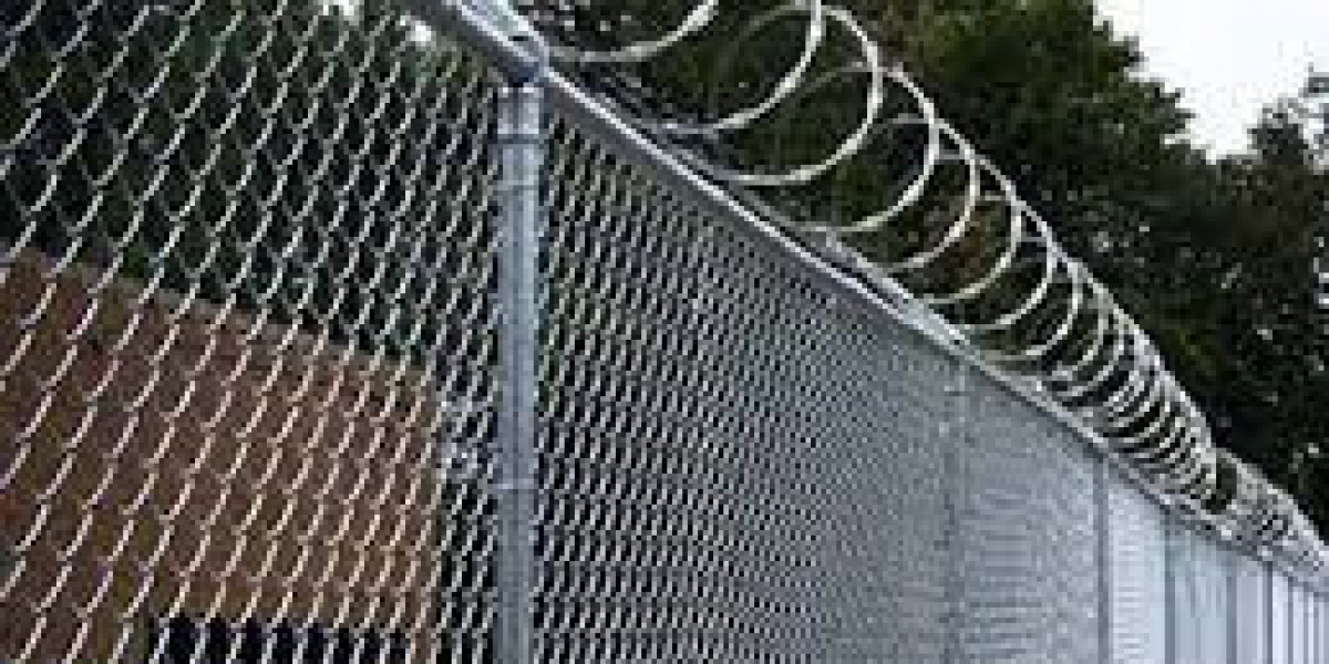 Razor Wire vs. Barbed Wire: Which Security Fence is Right for You?